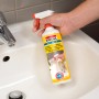 Soudal Glättmittel 500ml Sprühflasche in Anwendung am Waschbecken.