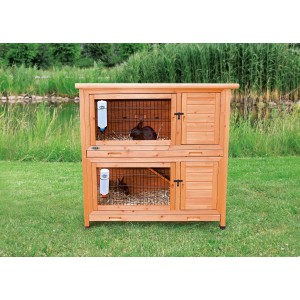 Trixie Natura Kleintierstall, 2-stöckig, aus Kiefernholz mit Metallgitter und zwei Kaninchen.