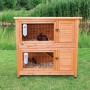 Trixie Natura Kleintierstall, 2-stöckig, aus Kiefernholz mit Metallgitter und zwei Kaninchen.