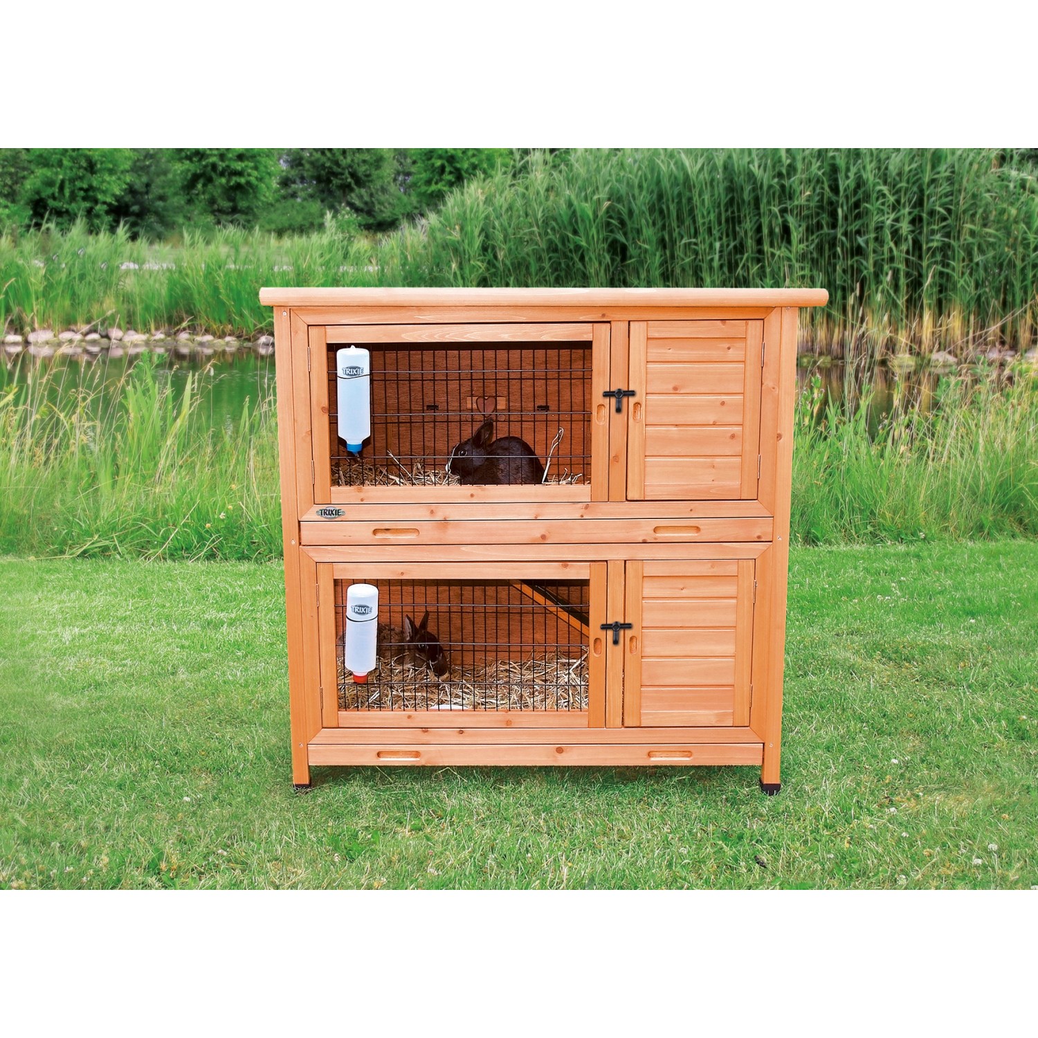 Trixie Natura Kleintierstall, 2-stöckig, aus Kiefernholz mit Metallgitter und zwei Kaninchen.