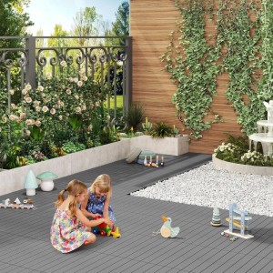 Helle WPC Terrassendielen in Holz-Optik, 30x60cm, auf Terrasse mit spielenden Kindern. Ideal für Garten & Balkon.