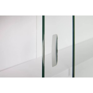 Detailaufnahme: Graue/weiße Glas-Schiebetür einer Collecty Vitrine. Fokus auf Glas und Design.