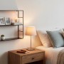 Schwebendes, schwarzes Metall-Regal Pinnock, 60x60x20 cm, mit Deko an Schlafzimmerwand.