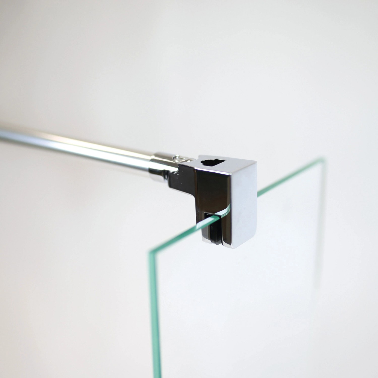 Detailaufnahme: Breuer Elana 2.0 Seitenwand, abgerundete Profile, Alu-Chrom, Glasdetail.