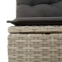 Detailaufnahme: Hellgraue vidaXL Garten-Sofagarnitur aus Rattan mit dunklen Kissen.