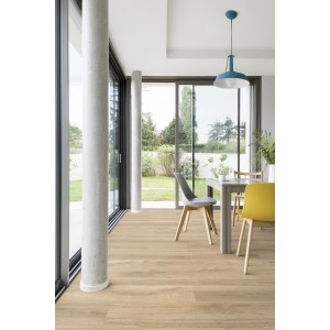 Verlegter Gerflor Vinylboden Appaloosa Blond in heller Holzoptik im modernen Esszimmer.