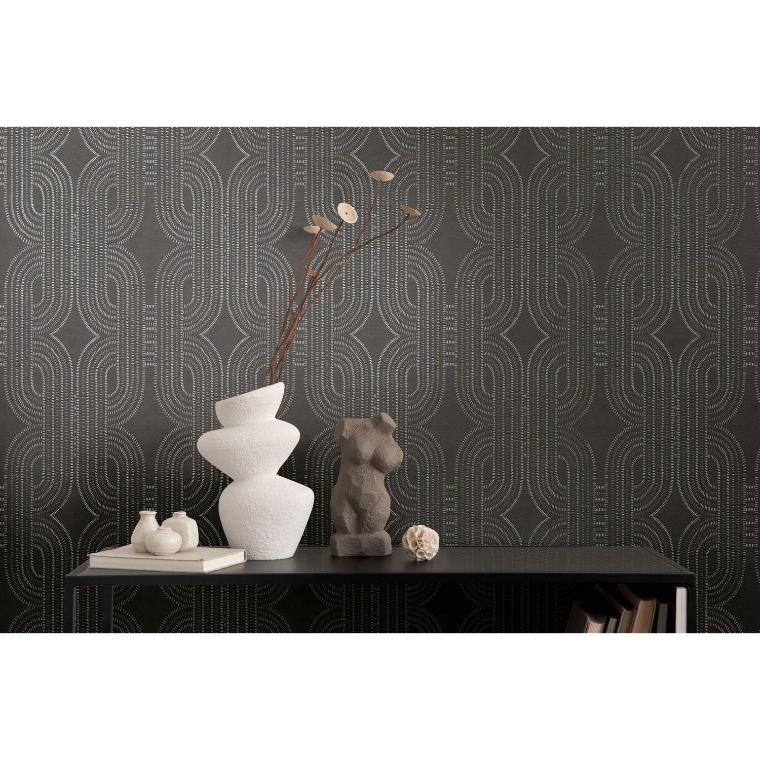 Anthrazitfarbene Retro Tapete mit grafischem Muster in Silber und Grau.