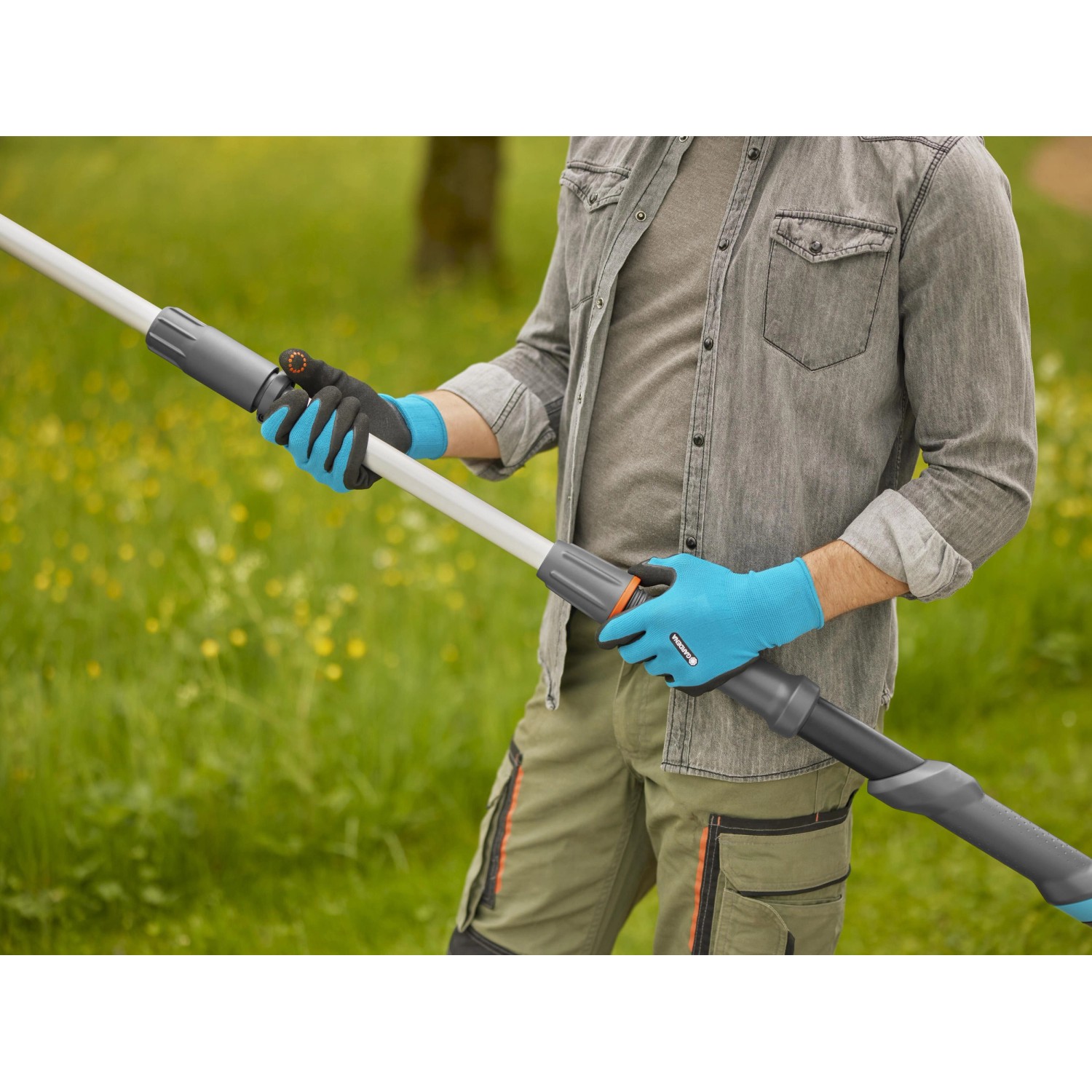 Gardena Akku-Teleskop-Baumschere HighCut 250/18V in Nutzung, Äste schneiden.