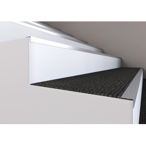 Treppenwinkelprofil, silber, 25x20mm, 1000mm, auf Treppe montiert. Zubehör für Laminat & Parkett.