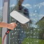 Gardena Cleansystem Fensterwischer mit Mikrovlies und Abziehlippe im Einsatz.