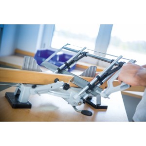 LUX Gehrungssäge Comfort 60 cm beim Zuschneiden eines Holzstücks.