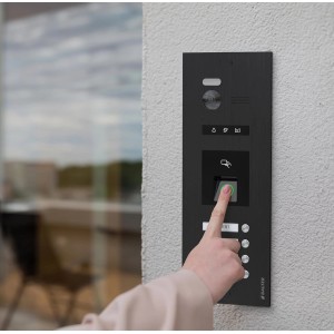 Balter EVO-HD Video-Türsprechanlage mit Fingerabdrucksensor in Schwarz/Weiß im Einsatz.