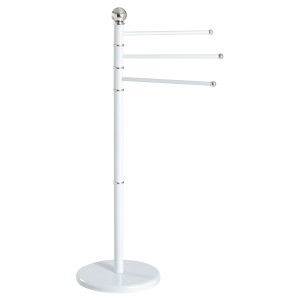Freistehender, weißer Handtuchhalter mit drei schwenkbaren Armen aus Metall.
