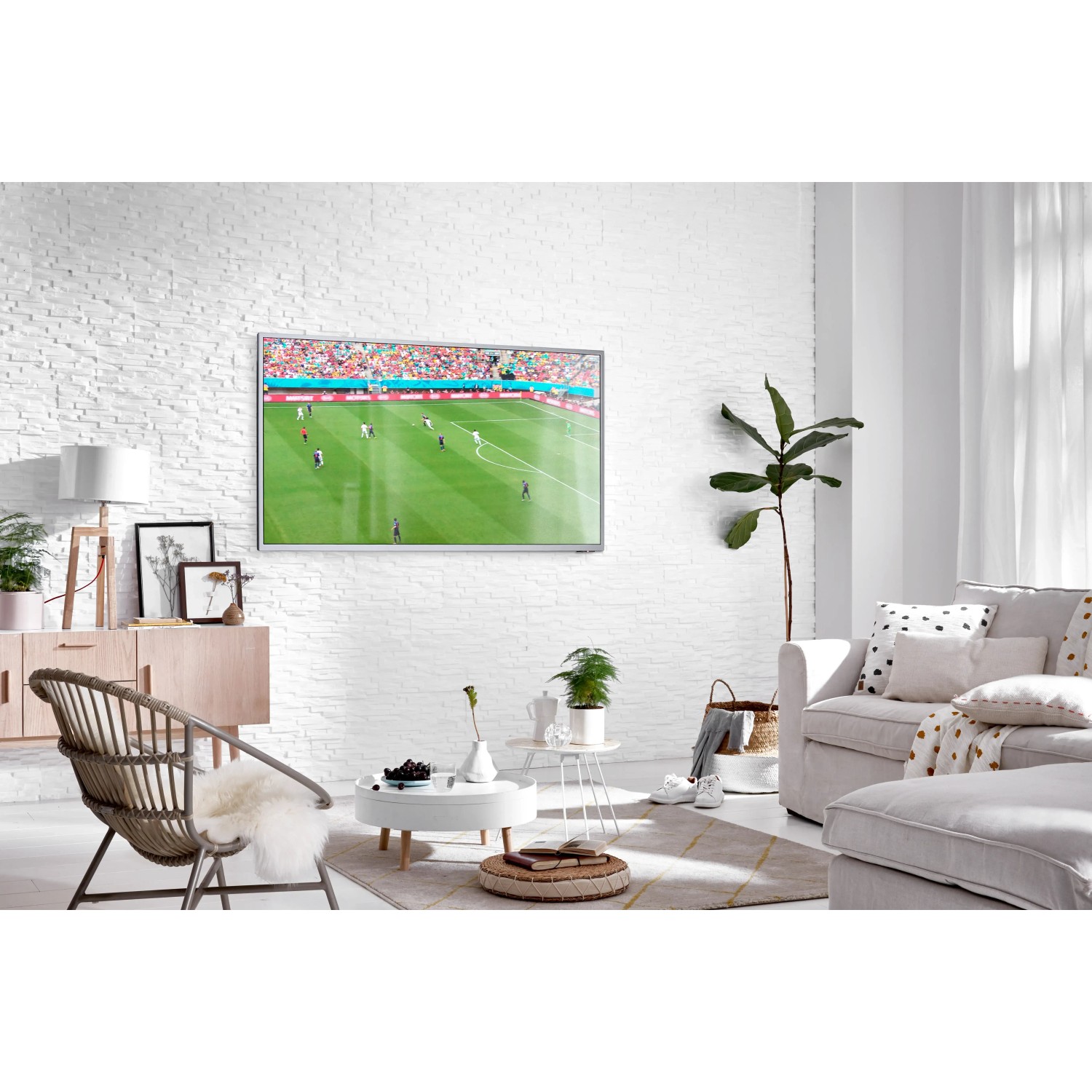 Wohnzimmer mit weißer Wand aus Rebel of Styles Verblender Porto EPS, darauf ein Fernseher.