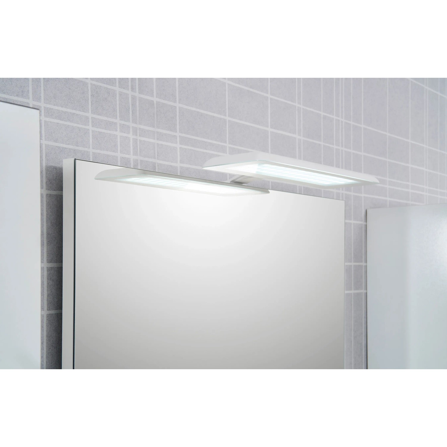 Pelipal Spiegel Schwerin, 60 cm breit, mit Ablage und optionaler Aufsatzleuchte.