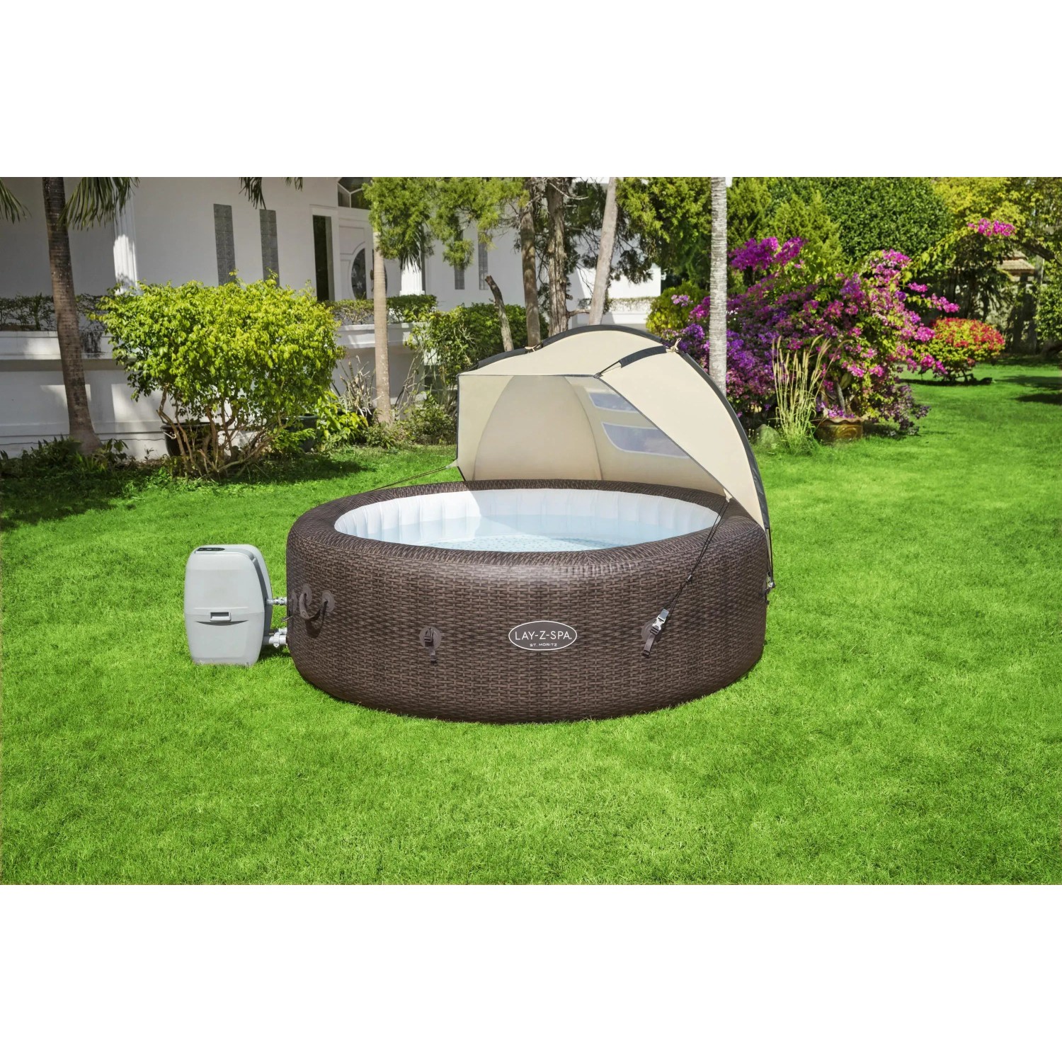 Bestway LAY-Z-SPA mit Sonnenschutzdach im Garten. Whirlpool Abdeckung für mehr Komfort.