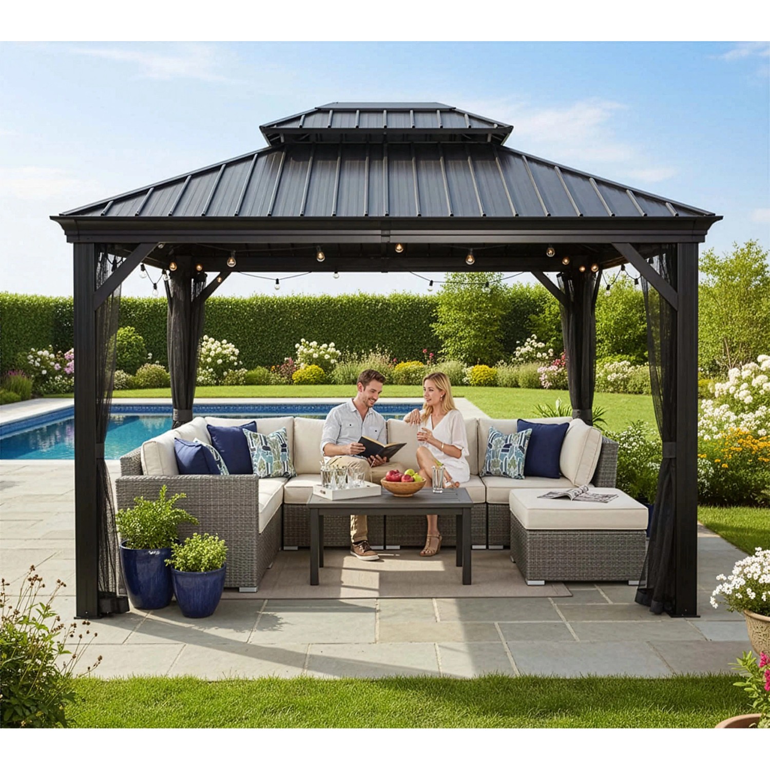 Sojag Pavillon Messina 10x12 Anthrazit mit Sitzgruppe und Paar im Garten.
