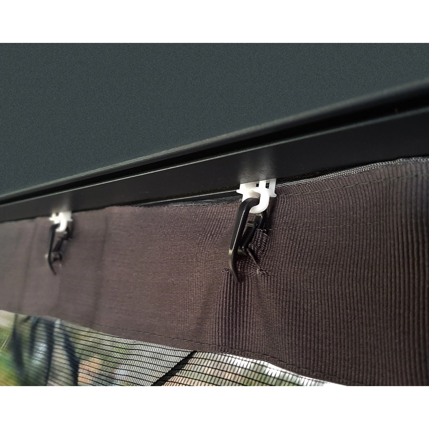 Detailaufnahme: Palram Insektenschutz für Pavillon Dallas 4900, Befestigung an der Schiene.