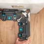 Wolfcraft Schmiege und Gehrungsschneidlade Pro in Anwendung zum Anpassen einer Sockelleiste.