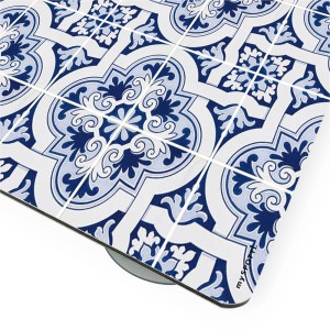 Myspotti Mini-Spritzschutzplatte Apollon mit Fliesenmuster in Blau und Weiß.