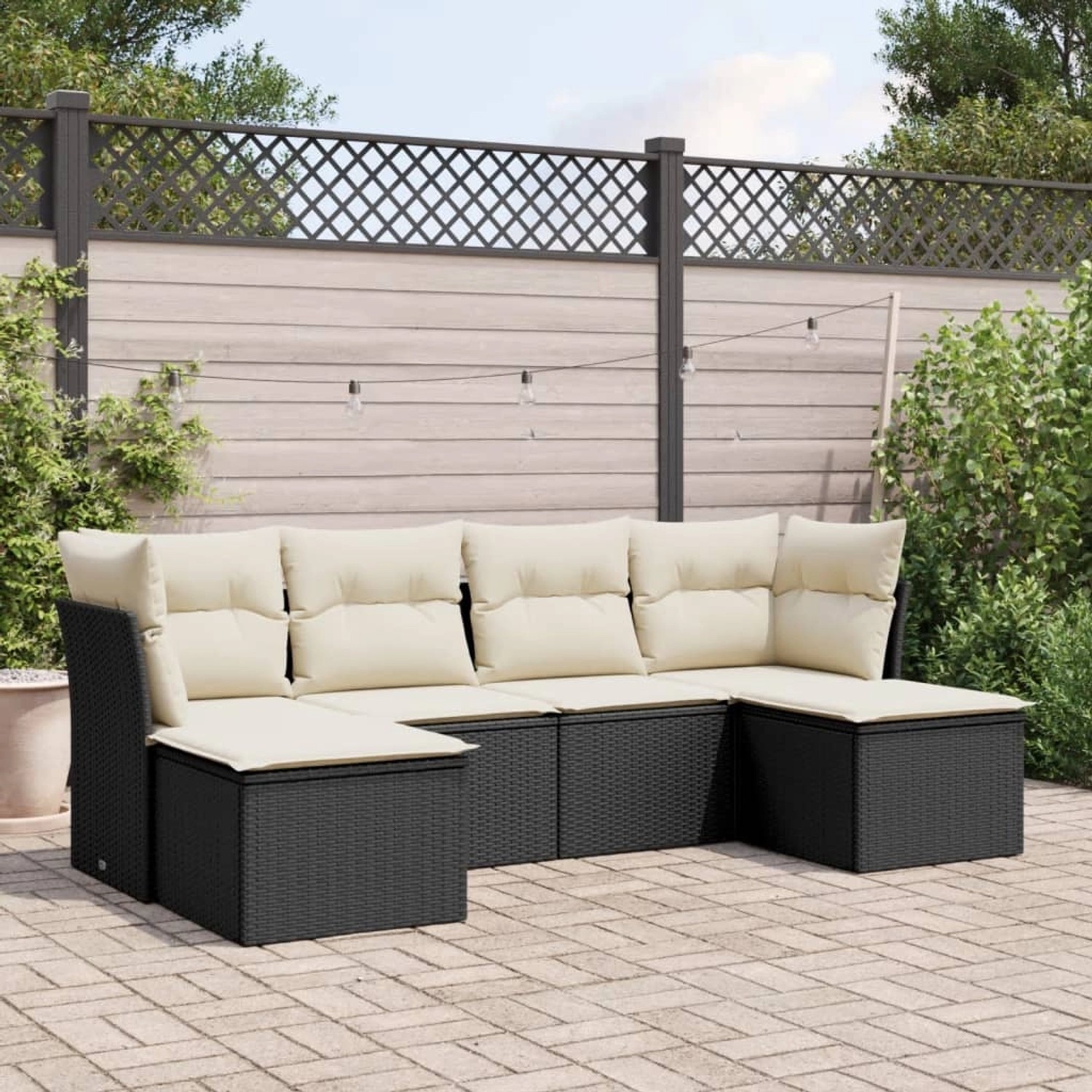 Schwarze 6-tlg. vidaXL Garten-Sofagarnitur aus Poly Rattan mit cremeweißen Kissen.