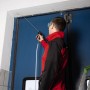 Einhell Ausblaspistole mit 500 mm Düse im Einsatz zum Reinigen eines Türrahmens.