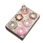 Mehrfarbiger Glas-Baumschmuck: Pralinenschachtel mit sechs bunten Donuts. Festliche Weihnachtsdekoration.