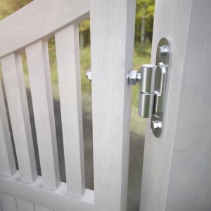 SOTECH Torangel verzinkt an Holztor befestigt, Detailaufnahme. Eisenwaren für Gartentore.