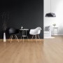 Wohnraum mit Schöner Wohnen Trendfarbe New Black (matt) an der Wand, kombiniert mit hellem Boden.