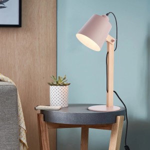 Rosa Tischleuchte Swivel von Brilliant, Designlampe mit Holzfuß für den Innenbereich.