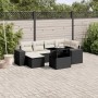 Schwarze 7-tlg. Garten-Sofagarnitur aus Rattan mit cremefarbenen Kissen und Tisch mit Glasplatte.