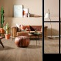 Verlegter Egger Aqua-Laminatboden EL2418 NatureSense Melba Eiche Braun im Wohnraum.