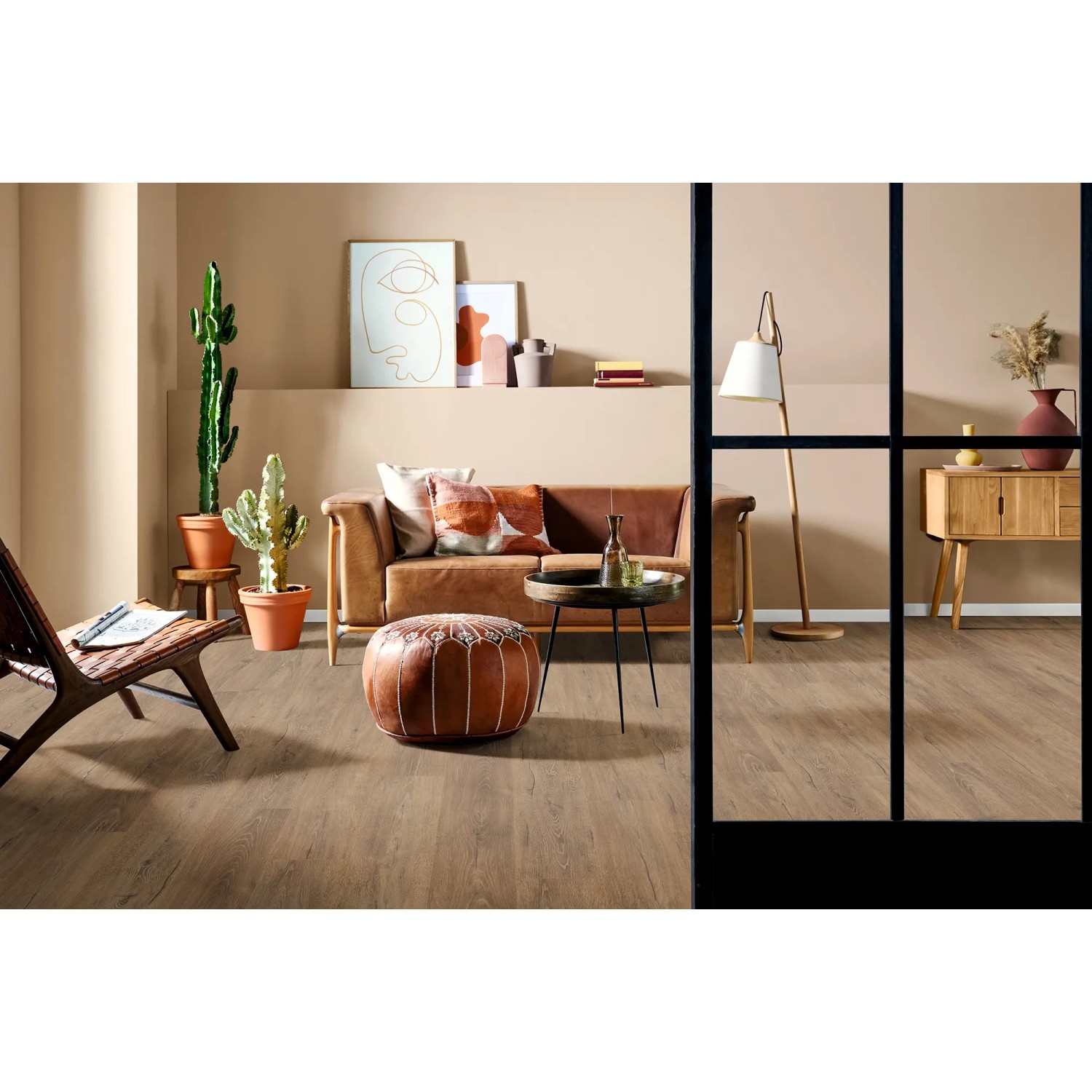 Verlegter Egger Aqua-Laminatboden EL2418 NatureSense Melba Eiche Braun im Wohnraum.