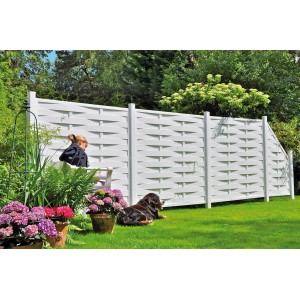 Weißer Kunststoff-Lamellenzaun Lightline (180x180cm) im Garten mit Hund und Blumen.