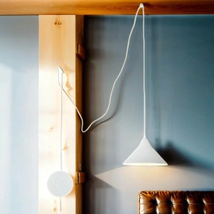 Weiße Pendelleuchte mit Kabel, Stecker und Schalter. Metall, max. 4,9 m hoch.