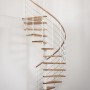 Weiße Minka Spindeltreppe Venezia aus Buche, Durchmesser 120 cm, für Innenräume.
