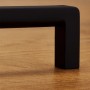 SOTECH Möbelgriff BLACKLINE IX, schwarz matt, aus Aluminium auf Holz. Moderner Bügelgriff mit 192 mm BA.