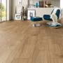 Verlegter Laminatboden ExcellCredenza Oak im Wohnraum, helle Holzoptik mit Fugen.