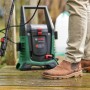 Bosch Akku-Hochdruckreiniger UniversalAquatak 36V-100 im Einsatz auf Holzterrasse.