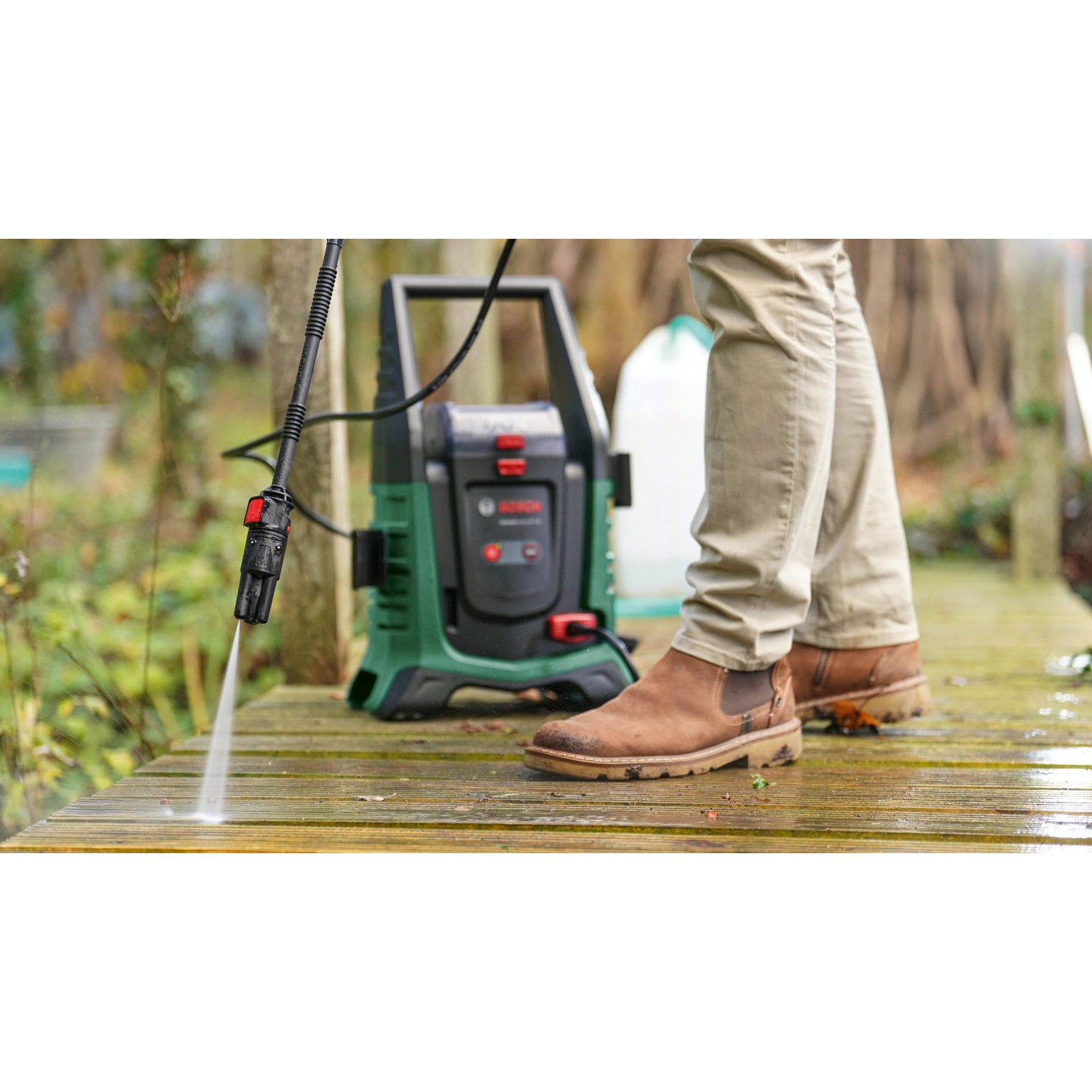 Bosch Akku-Hochdruckreiniger UniversalAquatak 36V-100 im Einsatz auf Holzterrasse.