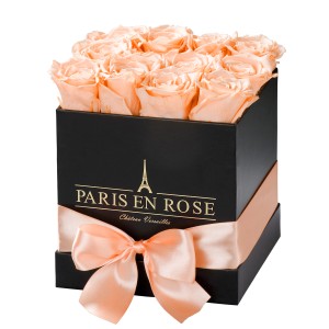 Eckige Rosenbox Schwarz mit apricotfarbenen Rosen und Schleife. Elegantes Blumengeschenk.