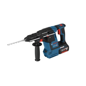 Blauer Bosch Professional Akku-Bohrhammer GBH 18V-26 mit 18V Akku, Bohrer und Zusatzhandgriff für Schlagbohren.