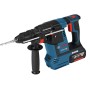 Blauer Bosch Professional Akku-Bohrhammer GBH 18V-26 mit 18V Akku, Bohrer und Zusatzhandgriff für Schlagbohren.