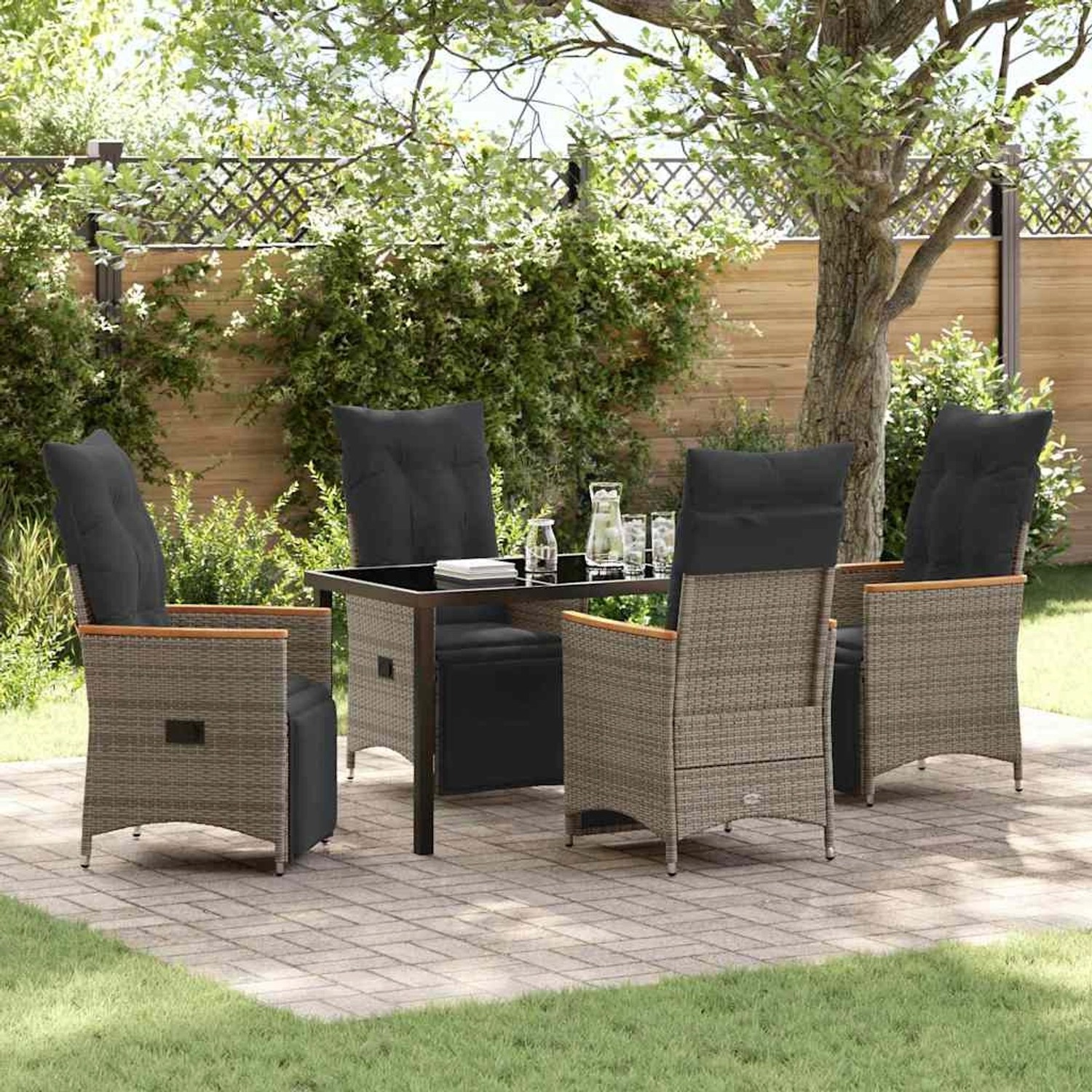 Graue 5-teilige vidaXL Garten Essgruppe mit Polyrattan-Stühlen und Tisch mit Glasplatte.