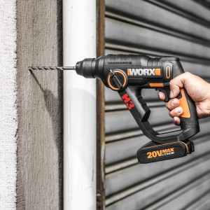 Worx Akku-Bohrhammer WX390.9 Solo beim Bohren in eine Wand.