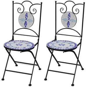 Zwei klappbare Gartenstühle mit schwarzem Eisenrahmen, blau-weißem Keramikmosaik auf Sitz und Rückenlehne.
