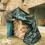 Schwarze LUX Baufolie (4x4m) schützt Mauerwerk vor Witterungseinflüssen auf der Baustelle.