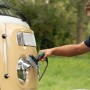 Mann reinigt VW Bulli mit Bosch Akku-Druckreiniger Fontus 18V mit Bürste.