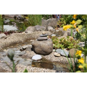 Sandfarbene Aquagart Steinfolie für naturnahe Bachlauf- und Teichgestaltung im Garten.