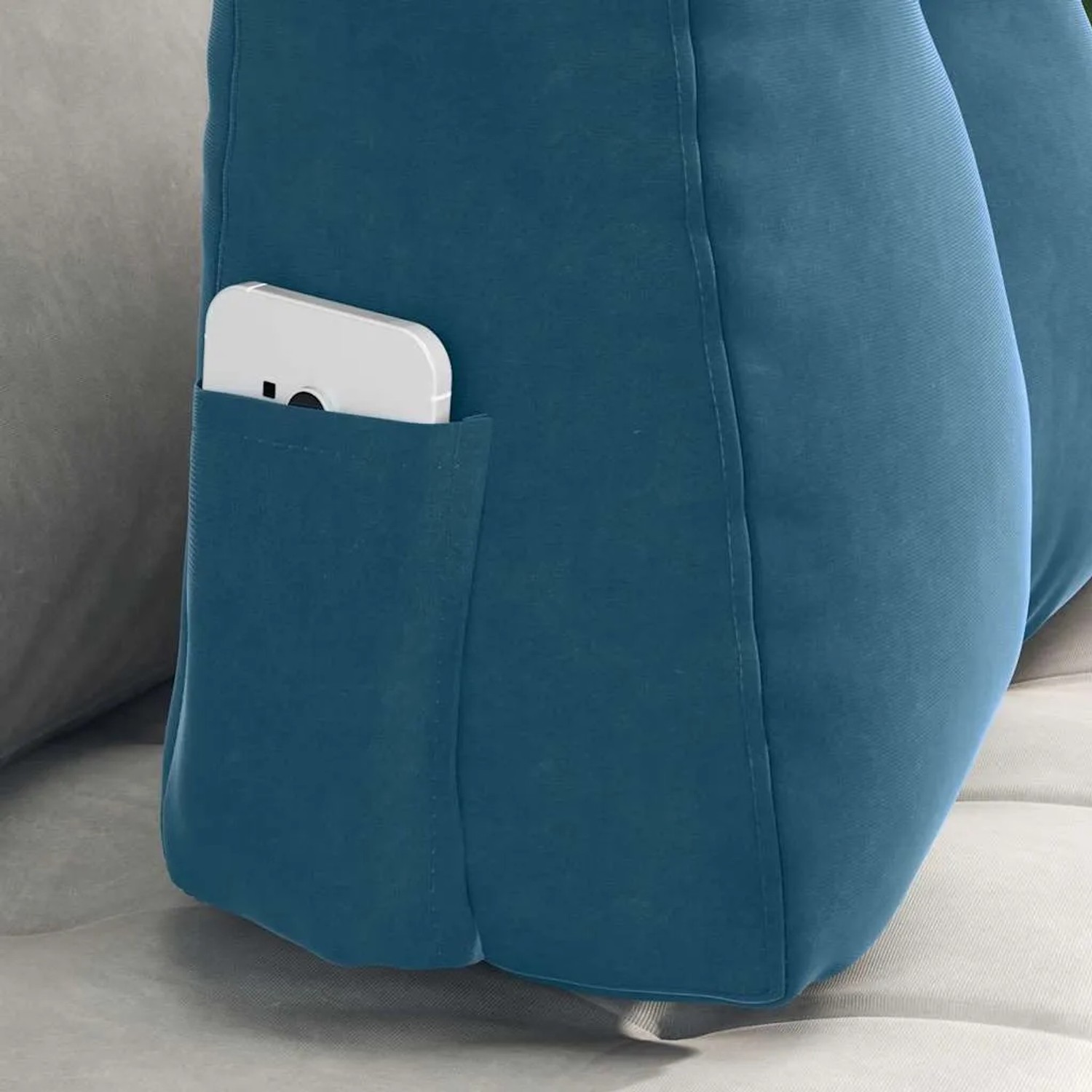 Blaues Samt-Rückenkissen mit Seitentasche und Smartphone. Weiches Kissen für Komfort & Ordnung.